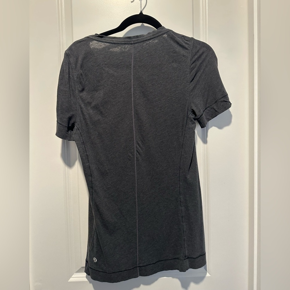 lululemon dark gray Tee t-shirt short sleeve size M / 8 Soft A159 - Picture 2 of 4